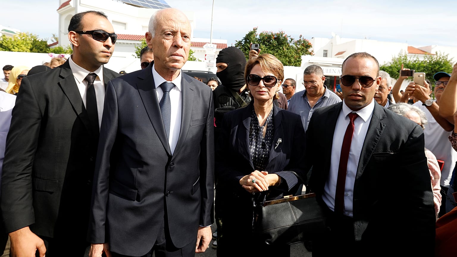 رئيس الجمهورية التونسي قيس سعيد وإلى جانبه زوجته إشراف شبيل خلال الدورة الثانية من الانتخابات الرئاسية - 2019/10/13 - تونس