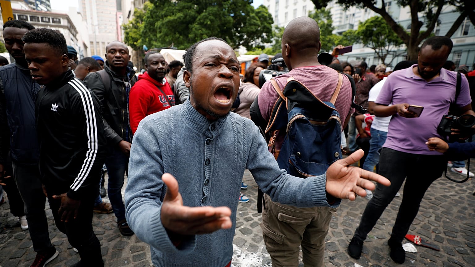 Klima der Angst in Südafrika - Migranten fordern Verlegung nach Todesfällen