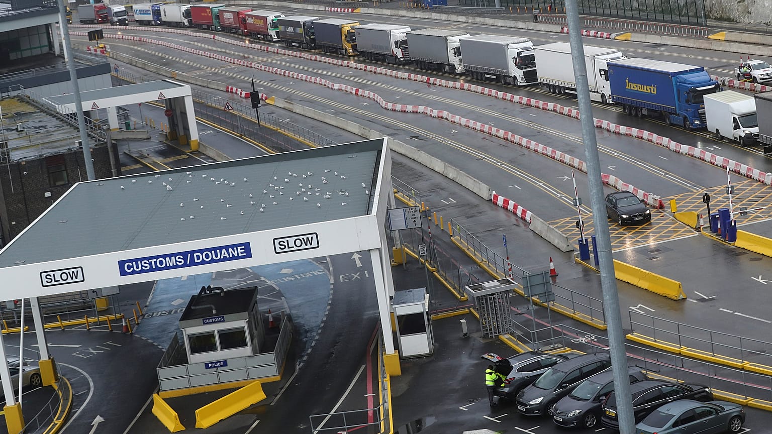 Belçika'da soğutuculu TIR'da 12 kaçak göçmen bulundu