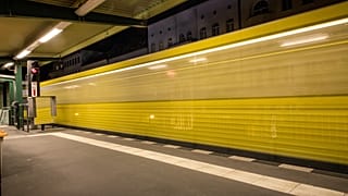 Iraner (30) am Kottbusser Tor in Berlin vor die U-Bahn gestoßen