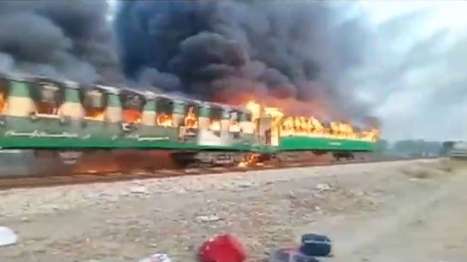 Pakistan'da trende yangın: En az 73 ölü