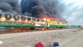 Pakistan'da trende yangın: En az 73 ölü