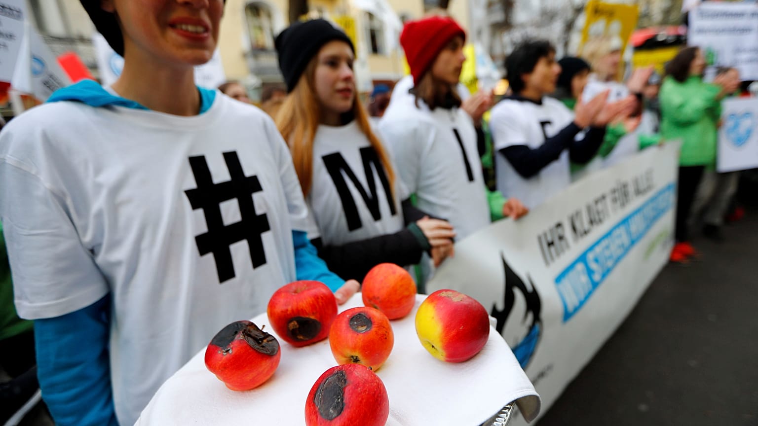 Demonstranten vor dem Gerichtsgebäude in Berlin: Die Folgen des Klimawandels bedrohten ihre Existenz, argumentierten die klagenden Landwirte.