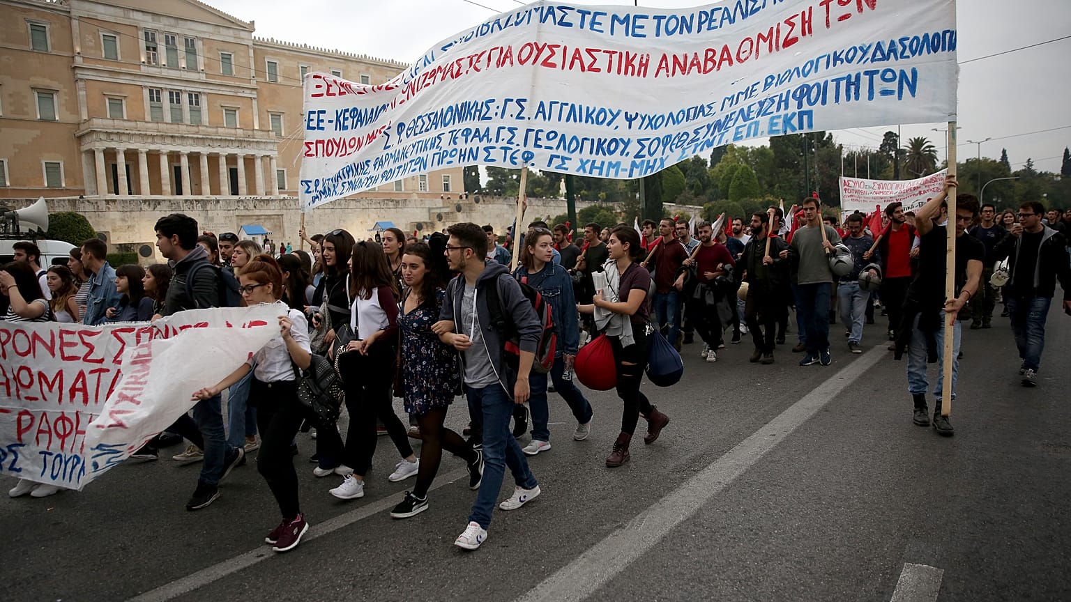 Φοιτητές συμμετέχουν στο Πανελλαδικό φοιτητικό συλλαλητήριο από τα Προπύλαια  προς τη Βουλή