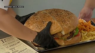 هذه البرغر بلغ وزنها أكثر من ستة كيلوغرامات ولكنها قد تفوق السبعة أحياناً... 