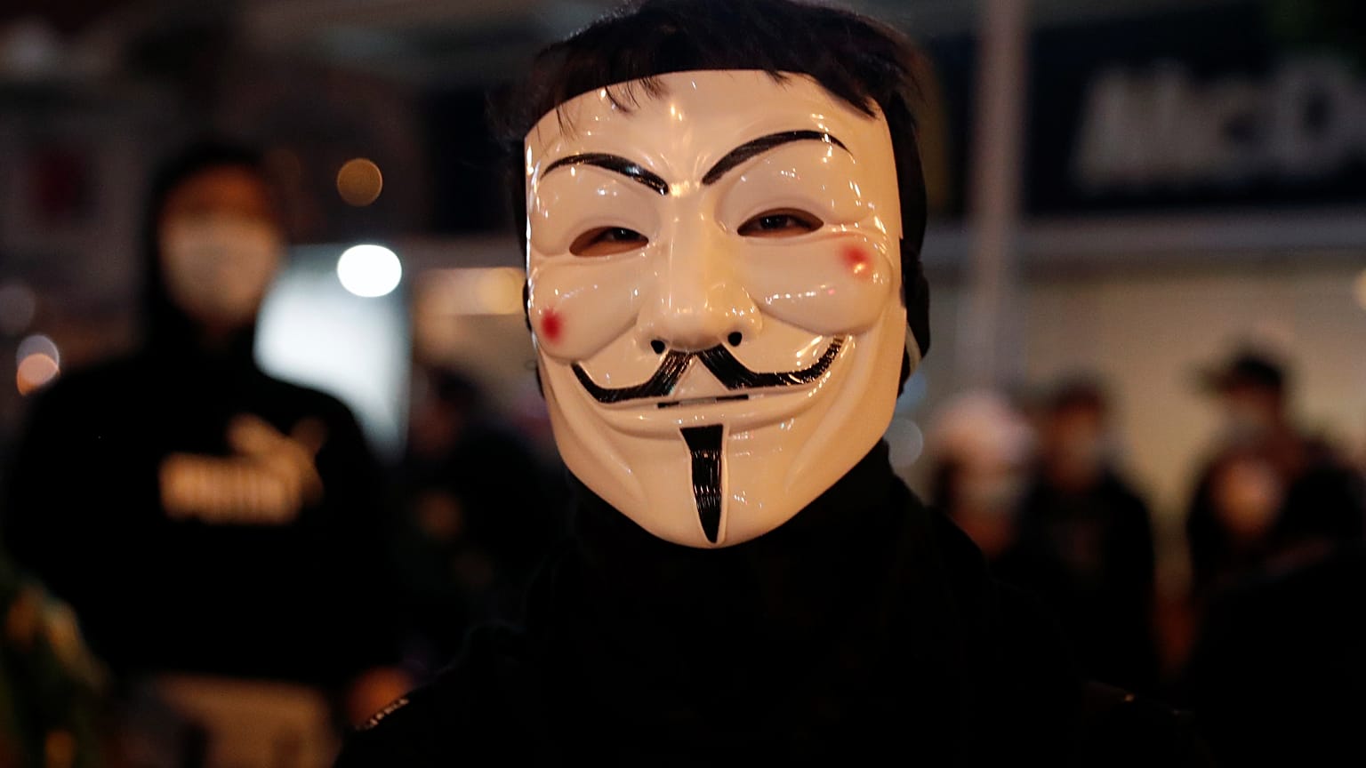 متظاهرو هونغ كونغ يستعدون للاحتفال بالهالوين في تحد لحظر الأقنعة