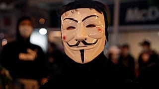 متظاهرو هونغ كونغ يستعدون للاحتفال بالهالوين في تحد لحظر الأقنعة