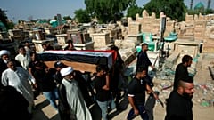 المشيعون يحملون نعش أحد المتظاهرين، الذي قُتل أثناء الاحتجاجات في بغداد، العراق 29 أكتوبر/ تشرين الأول 2019