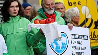 Activistas de Greenpeace protestan frente al Tribunal antes de la audiencia