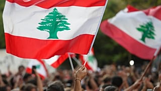 لبنانيون خلال مظاهرة احتجاجية في بيروت