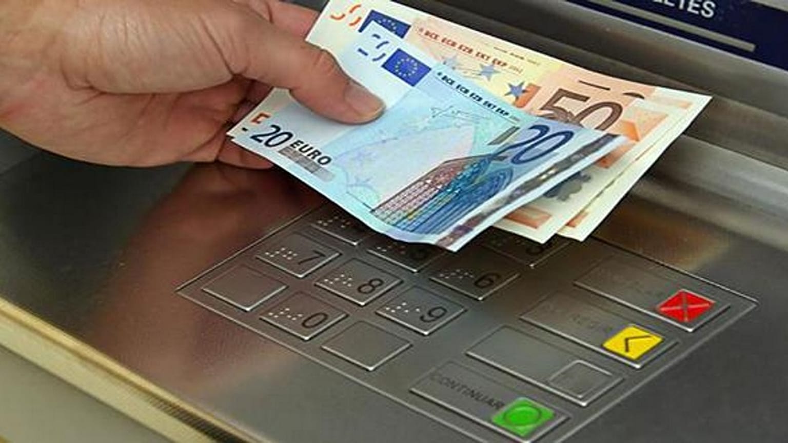 Προς «πάγωμα» οι αυξήσεις στις προμήθειες των τραπεζών