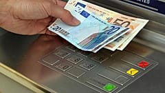 Προς «πάγωμα» οι αυξήσεις στις προμήθειες των τραπεζών