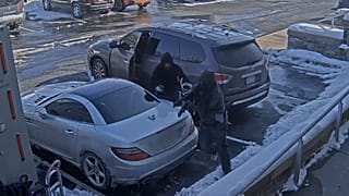 Video: Para nakil aracından 35 saniyede binlerce doları alıp kaçtılar