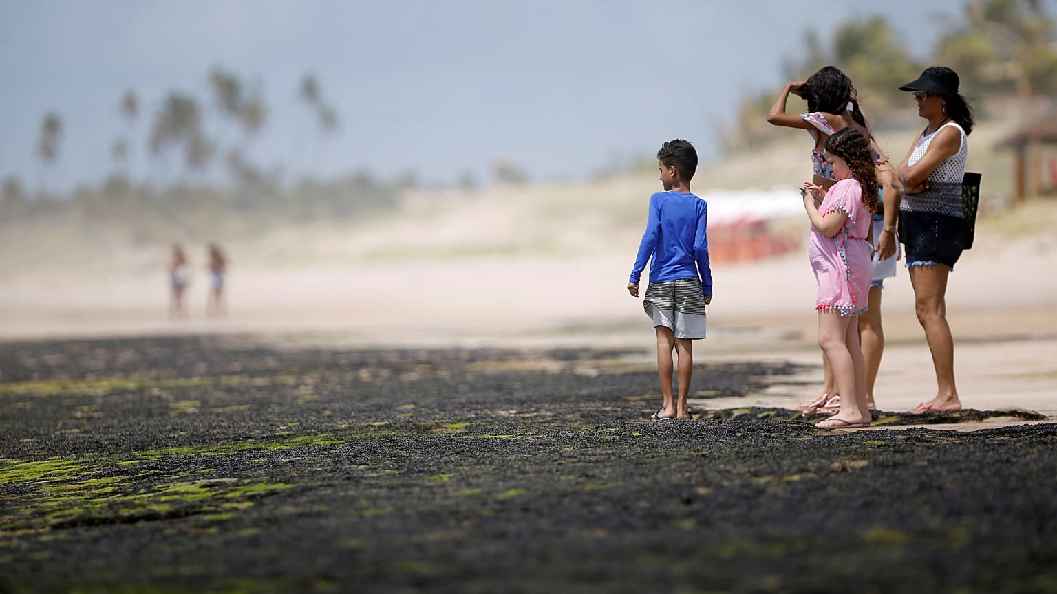 Petroleiro grego responsável por manchas de petróleo nas praias do nordeste