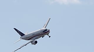 SSJ-100 совершил посадку в Тюмени с одним работающим двигателем