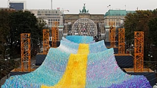Berlin Duvarı'nın yıkılışının 30. yıl dönümü için 100 bin rengarenk şerit