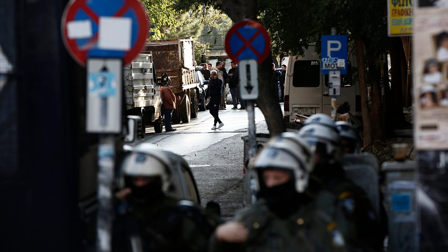 Άνδρες της αστυνομίας περιφρουρούν την επιχείρηση απομάκρυνσης  καταληψιών  