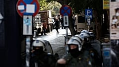 Άνδρες της αστυνομίας περιφρουρούν την επιχείρηση απομάκρυνσης  καταληψιών  