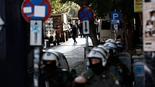 Άνδρες της αστυνομίας περιφρουρούν την επιχείρηση απομάκρυνσης  καταληψιών  