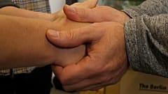 Berlino, mani si stringono dove il muro ha diviso