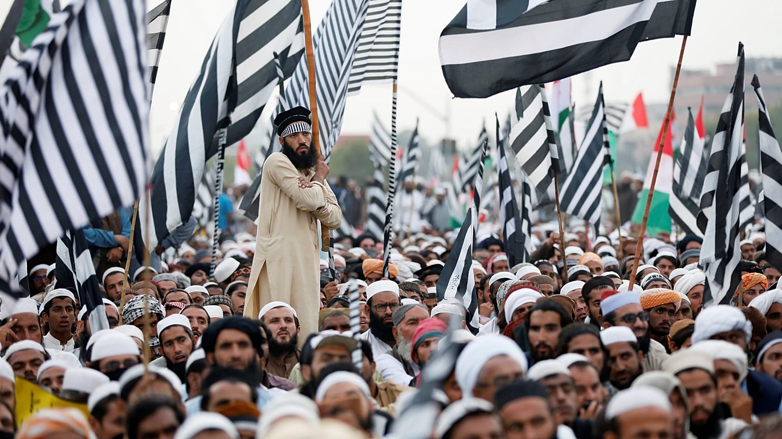 Pakistan'da hükümete istifa için iki gün süre veren muhalefet seçenekleri tartıştı