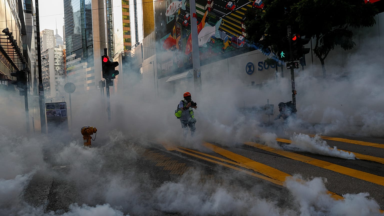 Hong Kong, cresce la protesta, lacrimogeni sulla folla 
