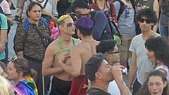 Regenbogenfahnen und bunte Wagen: Gay-Pride-Parade in Buenos Aires