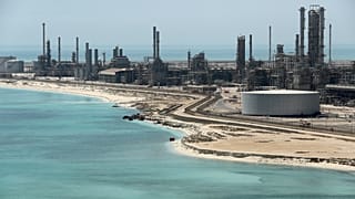 Vista general de la refinería de petróleo Ras Tanura de Saudi Aramco y de la terminal de petróleo en Arabia Saudita el 21 de mayo de 2018.