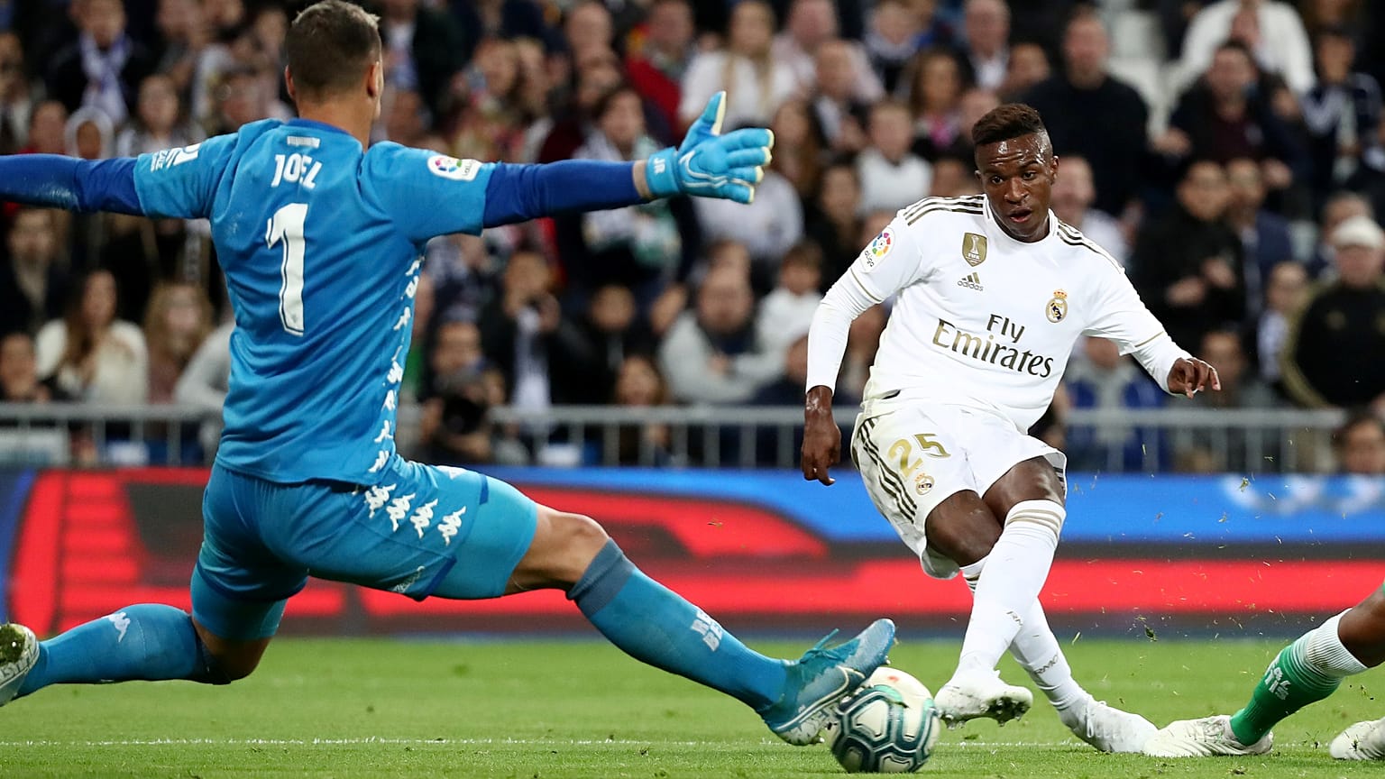حكم الفيديو يحرم ريال مدريد من تصدر الدوري الإسباني