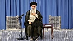  خامنه‌ای: ماکرون یا خیلی ساده است یا همدست آمریکایی‌ها است