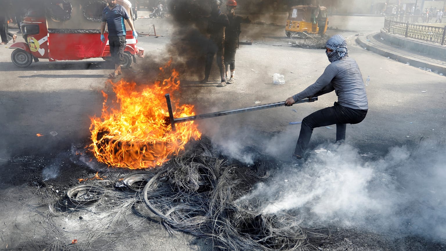 Un manifestante iraquí  bloquea la carretera durante las protestas antigubernamentales, en Bagdad, Irak, el 3 de noviembre de 2019