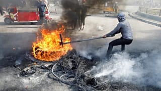 Un manifestante iraquí  bloquea la carretera durante las protestas antigubernamentales, en Bagdad, Irak, el 3 de noviembre de 2019