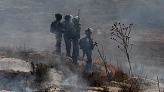 شاهد: مجندة إسرائيلية تطلق النار على شاب فلسطيني أعزل