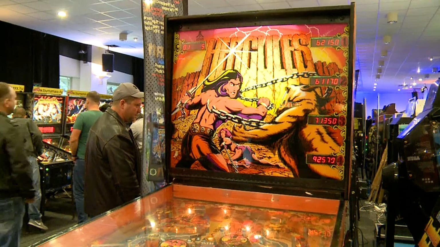 Amantes dos jogos antigos ligados às máquinas em Budapeste
