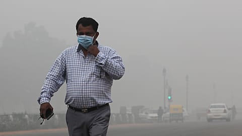 Yeni Delhi'de hava kirliliği rekor seviyeye ulaştı; uçaklar şehre inemedi