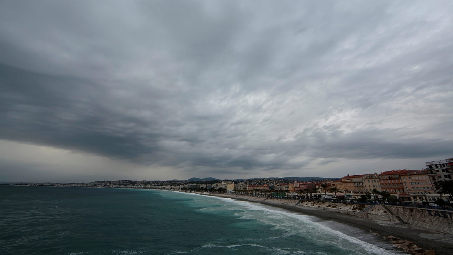Una vista muestra el 'Promenade des Anglais' mientras las tormentas y las fuertes lluvias azotan el sur de Francia, el 23 de octubre de 2019. 
