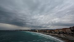 Una vista muestra el 'Promenade des Anglais' mientras las tormentas y las fuertes lluvias azotan el sur de Francia, el 23 de octubre de 2019. 