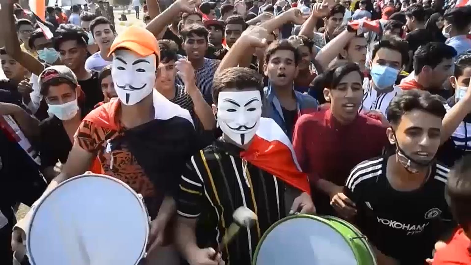 الطلبة ينظمون إلى الإحتجاجات المطالبة بإسقاط النظام في العراق