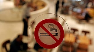 Έφοδοι σε μαγαζιά για την εφαρμογή του αντικαπνιστικού