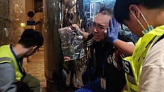 Hong Kong: Homem arranca orelha a político pró-democracia