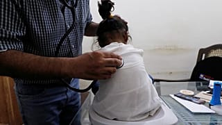 Pakistan'ın en yoksul kentinde 10 ayda 703 çocuk öldü
