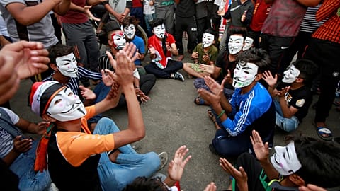 Iraqi students take to the streets in anti-government protests