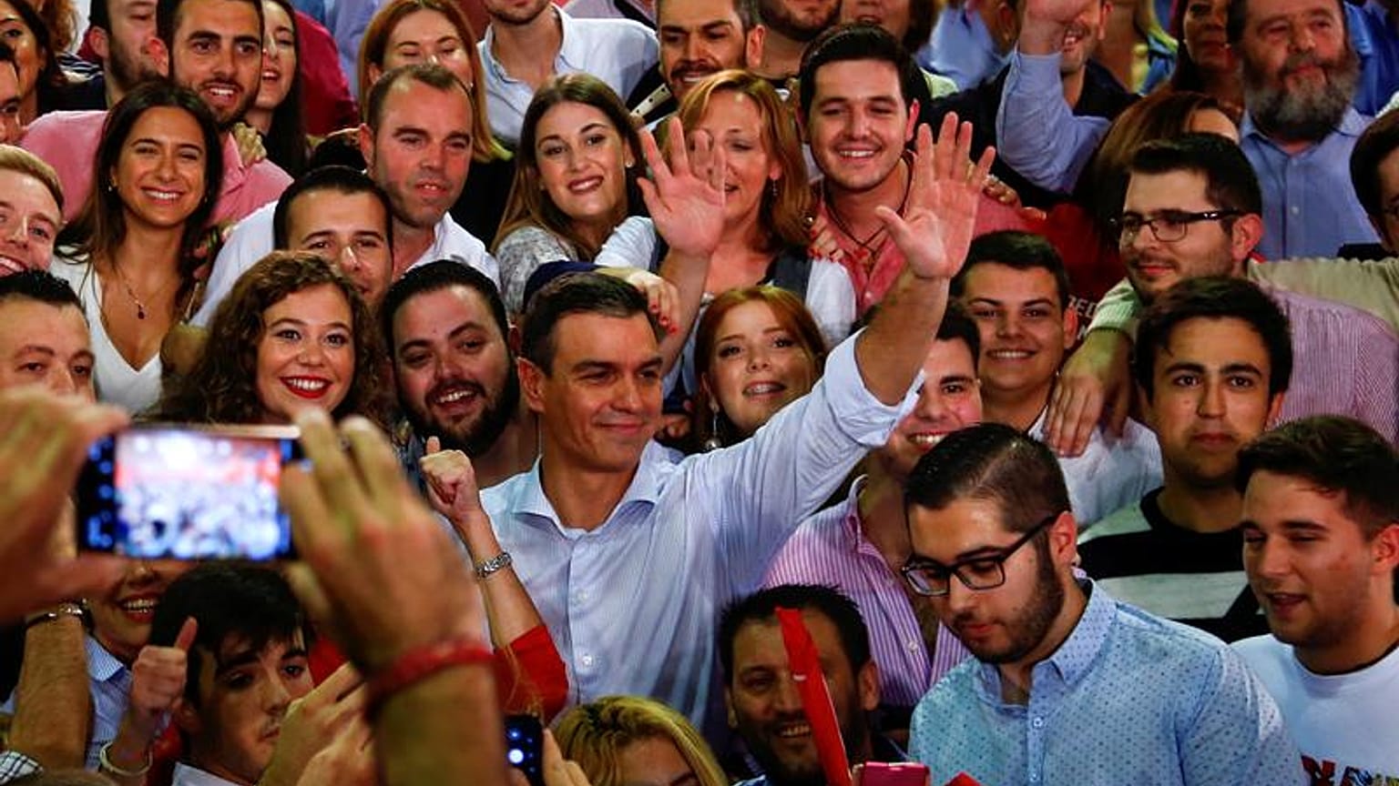 Pedro Sanchez durante un comizio elettorale a Siviglia