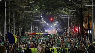 Romanya'da binlerce kişi ağaç kesilmesini protesto etti