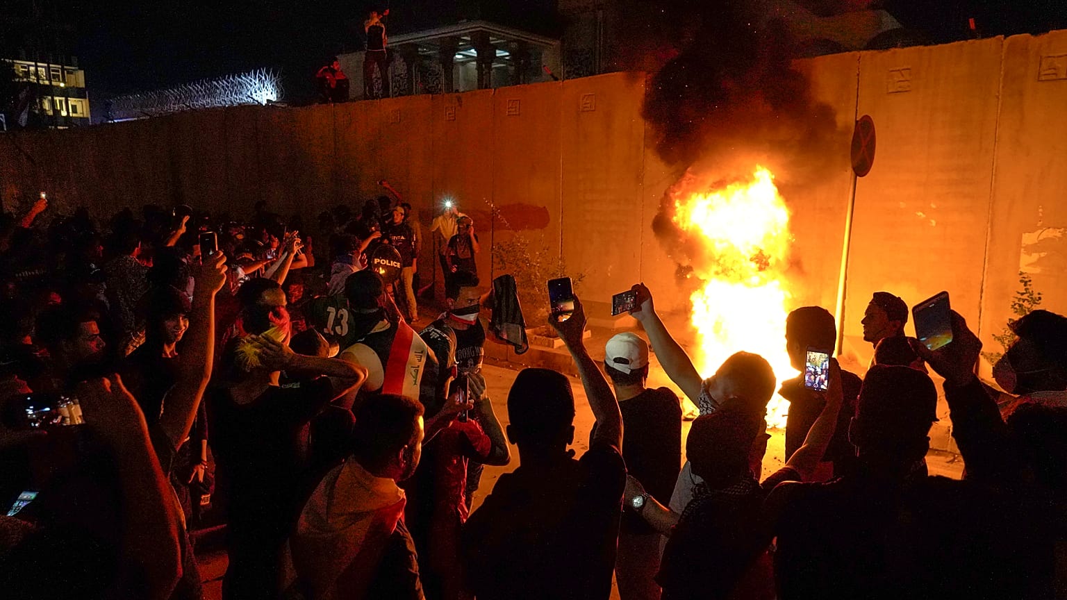 مقتل ثلاثة متظاهرين بالرصاص أمام القنصلة الإيرانية في كربلاء 