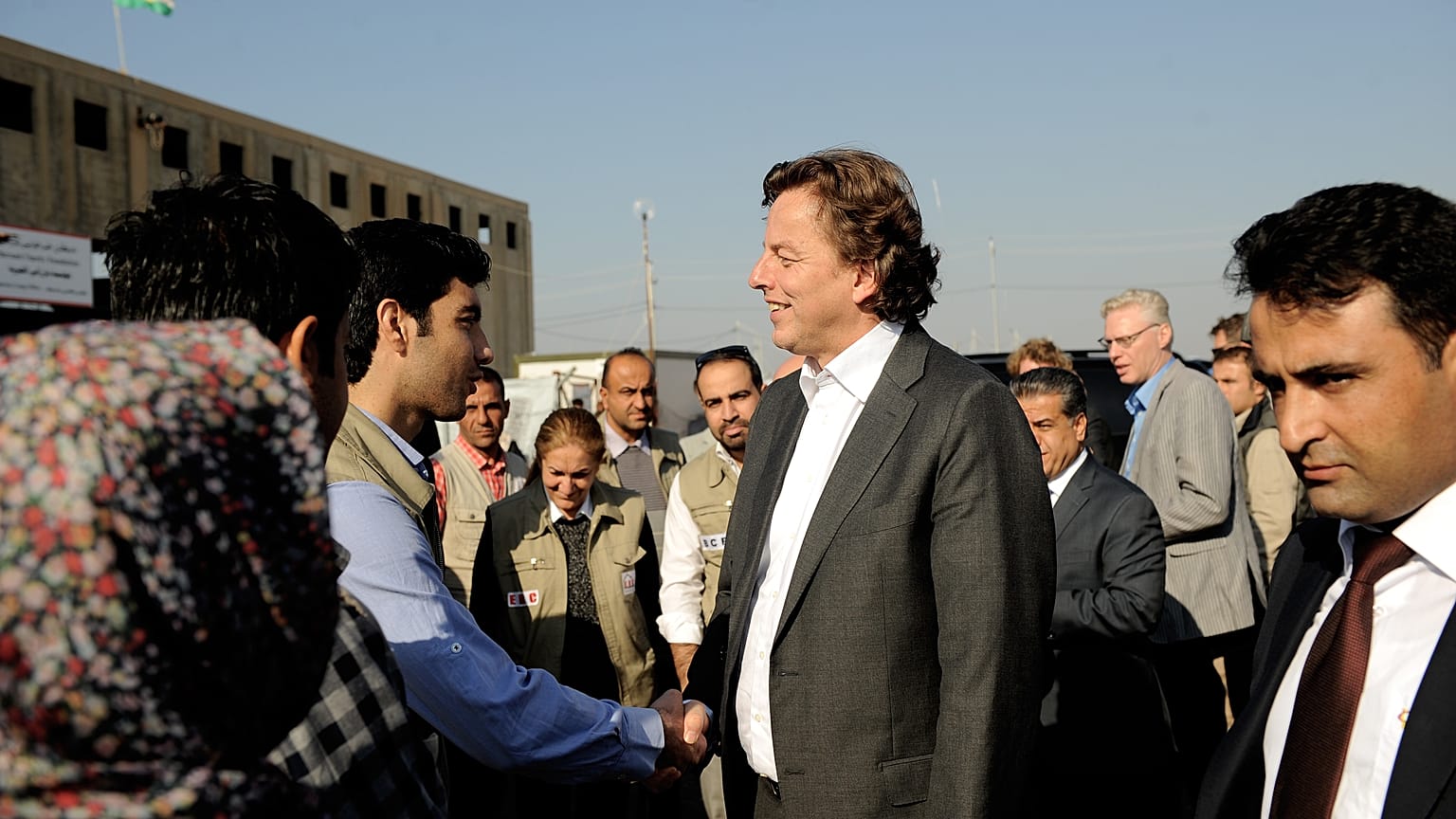 Hollanda Dışişleri Bakanı Bert Koenders Erbil'e 10 kilometre uzaklıkta olan Bahirka Kampı'nı ziyaret ederek IŞİD şiddeti nedeniyle evlerini terk edenlerle görüştü