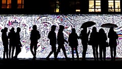 Il muro si riaccende a Berlino