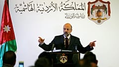رئيس الوزراء الأردني عمر الرزاز خلال مؤتمر صحافي 