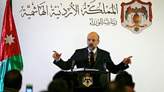 رئيس الوزراء الأردني عمر الرزاز خلال مؤتمر صحافي 