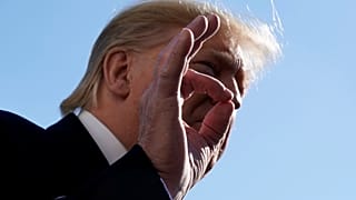 الرئيس الأميركي دونالد ترامب متحدثاً إلى الصحافيين أمام البيت الأبيض